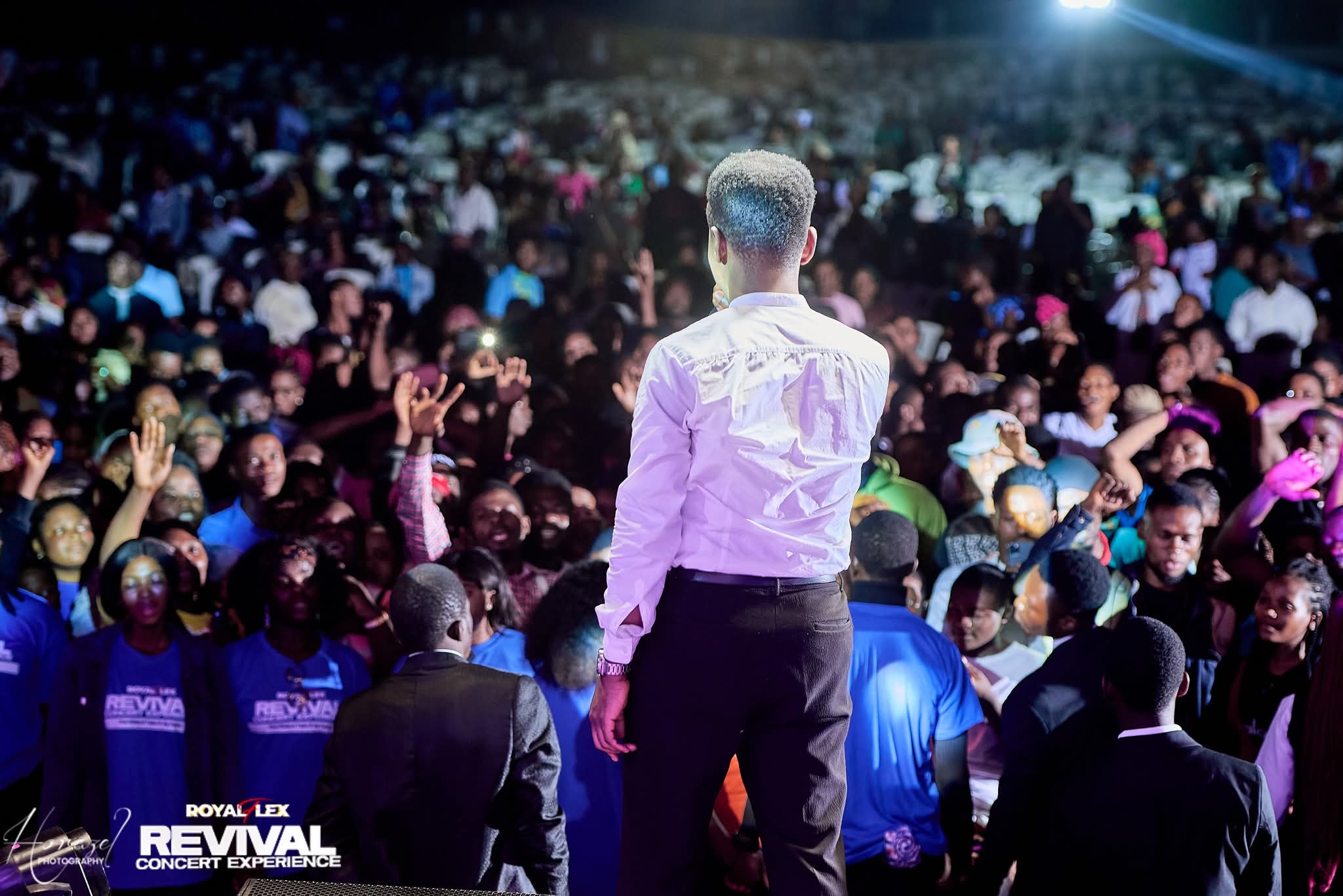 MUTENGENE EN FEU : PLUS 10000 ÂMES ET 500 CONVERSIONS LORS DU REVIVAL CONCERT EXPERIENCE ORGANISÉ PAR ROYAL FLEX.